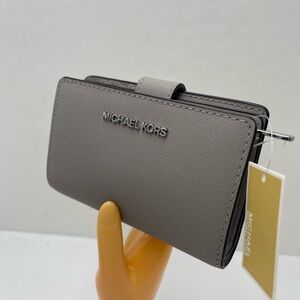 MICHAEL KORS Medium Saffiano Leather Bifold Zip CN Wallet
PEARL GREY
NWT